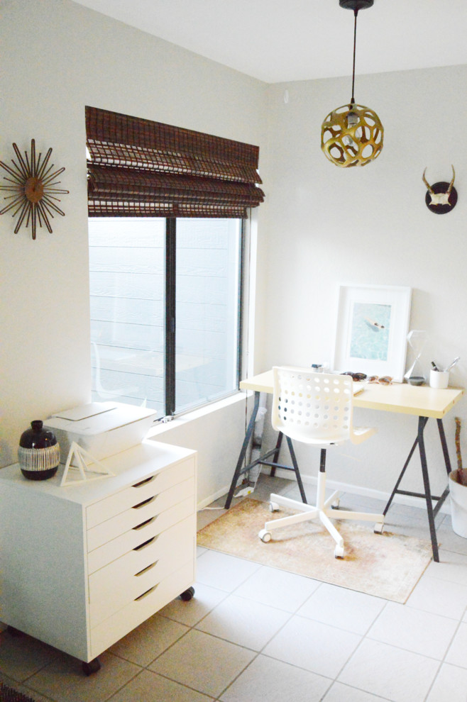 Aménagement d'un petit bureau contemporain avec un mur blanc, un sol en carrelage de porcelaine, aucune cheminée et un bureau indépendant.