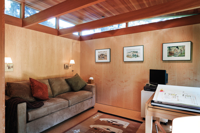 Kleines Modernes Arbeitszimmer ohne Kamin mit Studio, freistehendem Schreibtisch, beiger Wandfarbe und Korkboden in Portland