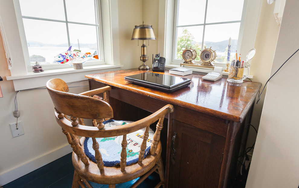 Maritimes Arbeitszimmer mit beiger Wandfarbe und freistehendem Schreibtisch in Sonstige