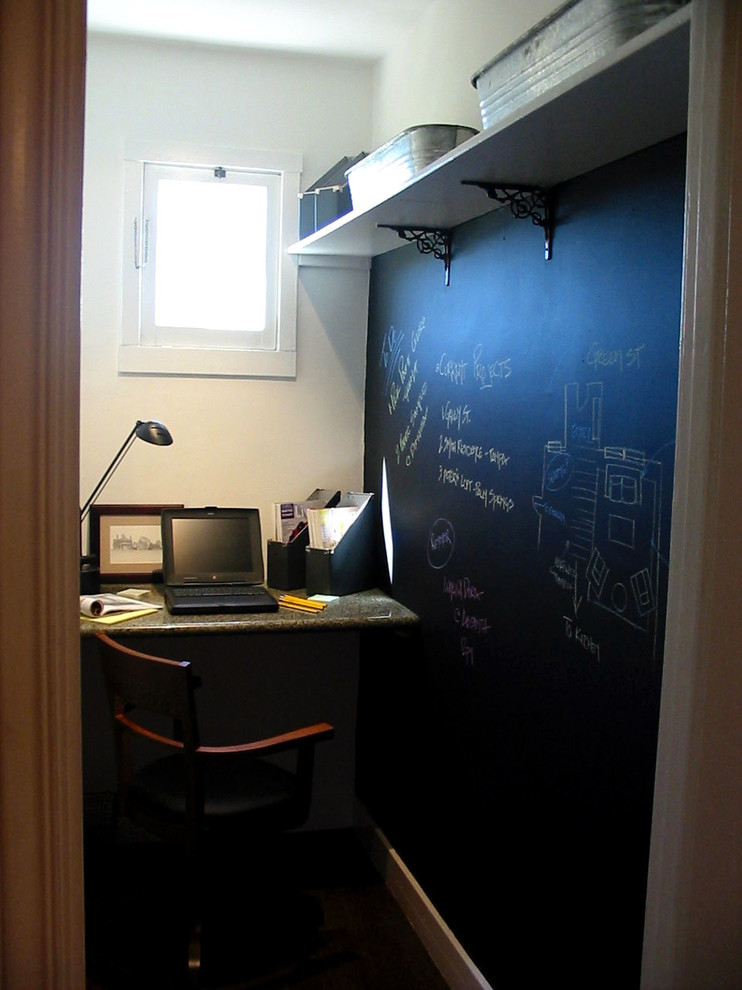 サンフランシスコにある低価格の小さなシャビーシック調のおしゃれなホームオフィス・書斎 (黒い壁、濃色無垢フローリング、造り付け机) の写真
