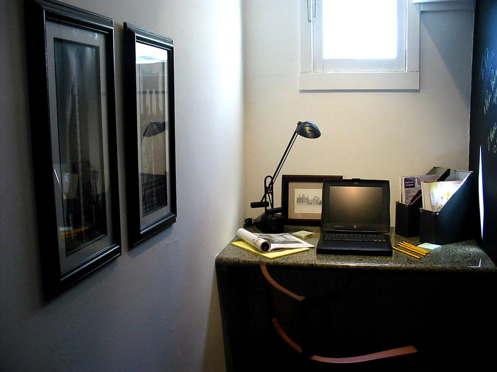 Foto på ett litet shabby chic-inspirerat arbetsrum, med mörkt trägolv, ett inbyggt skrivbord och vita väggar