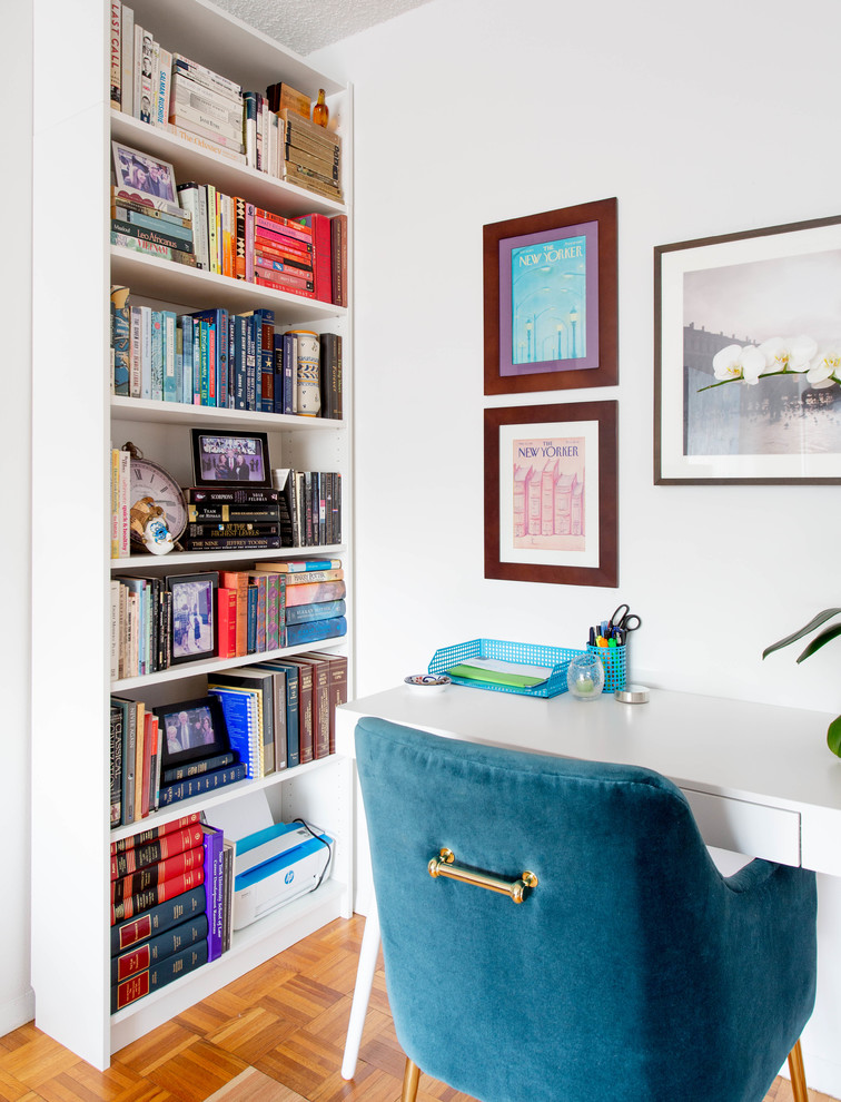 Foto de despacho bohemio pequeño sin chimenea con paredes blancas, suelo de madera clara, escritorio independiente y suelo beige