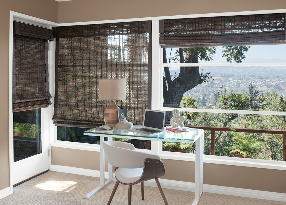 Imagen de sala de manualidades tropical de tamaño medio con paredes beige, moqueta y escritorio independiente