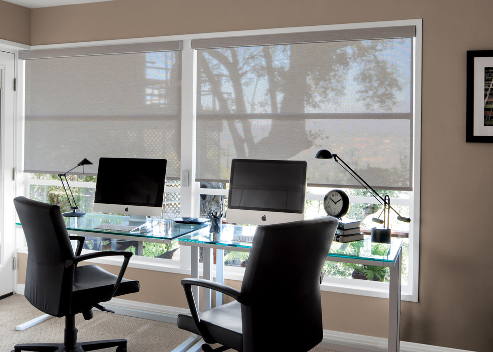 Foto di un ufficio minimalista di medie dimensioni con pareti beige, moquette e scrivania autoportante