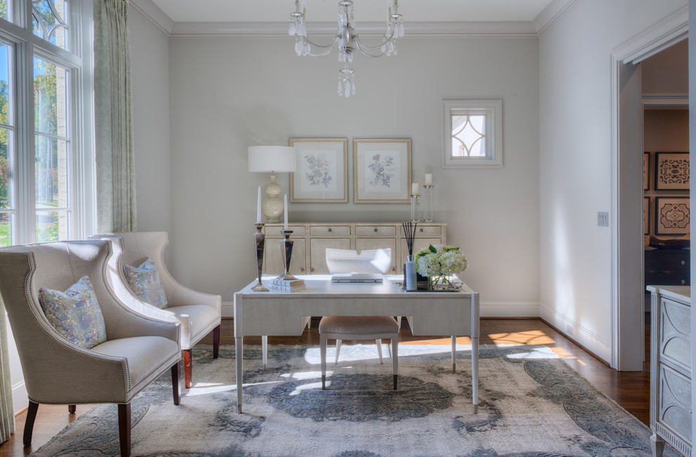 Idée de décoration pour un bureau tradition de taille moyenne avec un mur gris, un bureau indépendant, un sol en bois brun et aucune cheminée.