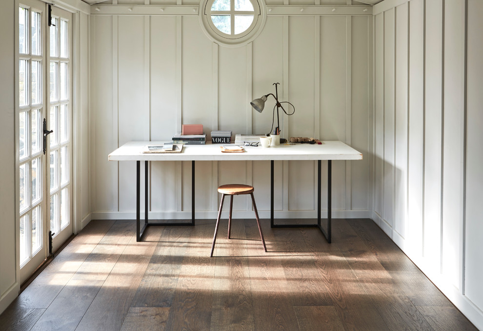 Klassisches Arbeitszimmer mit Arbeitsplatz, braunem Holzboden, freistehendem Schreibtisch und grauer Wandfarbe in London