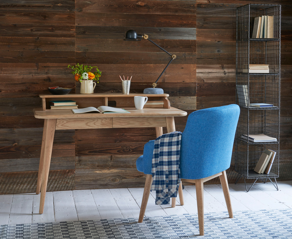 Imagen de despacho de estilo de casa de campo de tamaño medio con paredes blancas, suelo de madera pintada y escritorio independiente