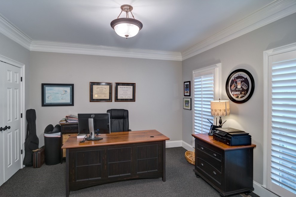 Immagine di un grande ufficio tradizionale con pareti grigie, moquette, nessun camino e scrivania autoportante