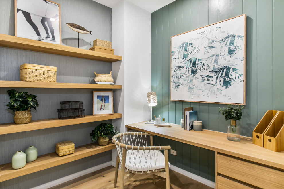 Diseño de despacho actual de tamaño medio con paredes azules y escritorio empotrado