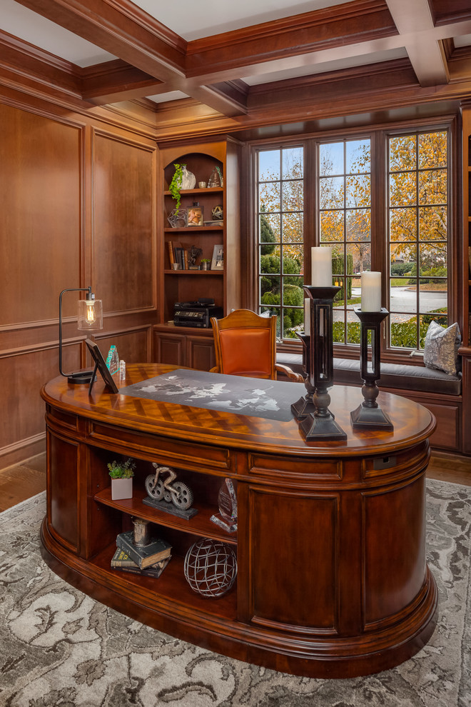 Diseño de despacho clásico de tamaño medio sin chimenea con paredes marrones, suelo de madera oscura, escritorio independiente y suelo marrón