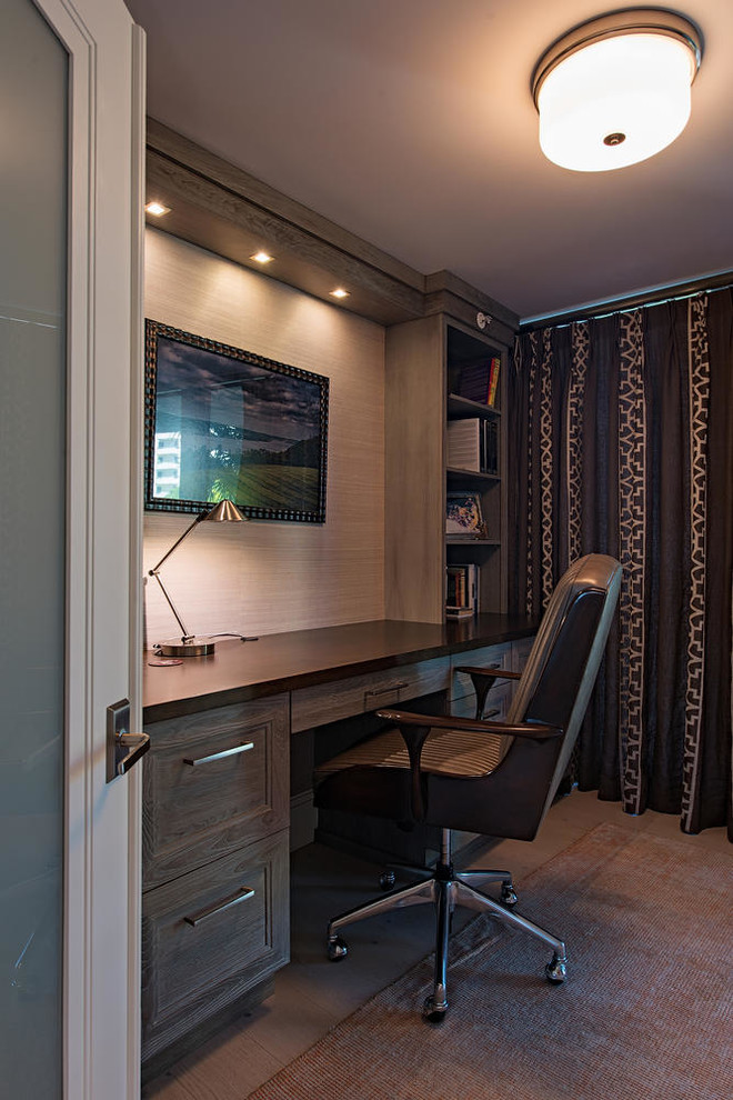 Inspiration för mellanstora klassiska arbetsrum, med beige väggar och ett inbyggt skrivbord