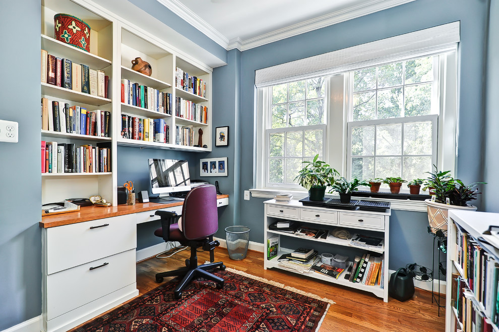 Inspiration för ett vintage arbetsrum, med blå väggar och ett inbyggt skrivbord
