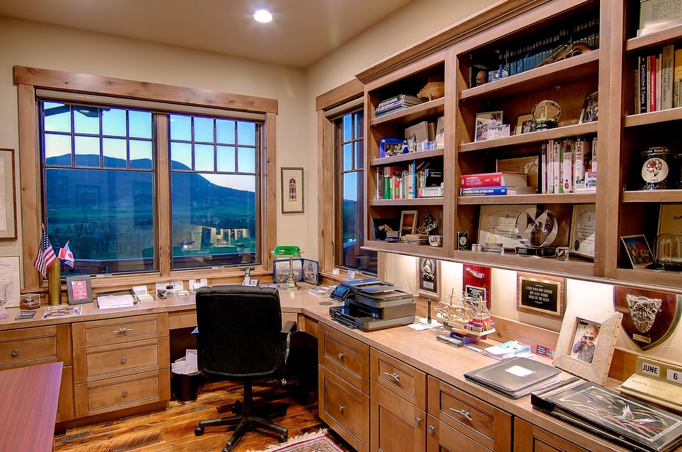 Mittelgroßes Uriges Arbeitszimmer mit Arbeitsplatz, beiger Wandfarbe, dunklem Holzboden und Einbau-Schreibtisch in Denver