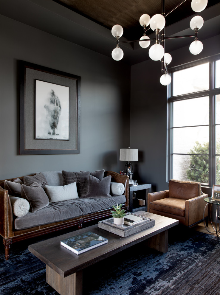 オースティンにあるラグジュアリーな広いコンテンポラリースタイルのおしゃれなホームオフィス・書斎 (グレーの壁、茶色い床、無垢フローリング) の写真