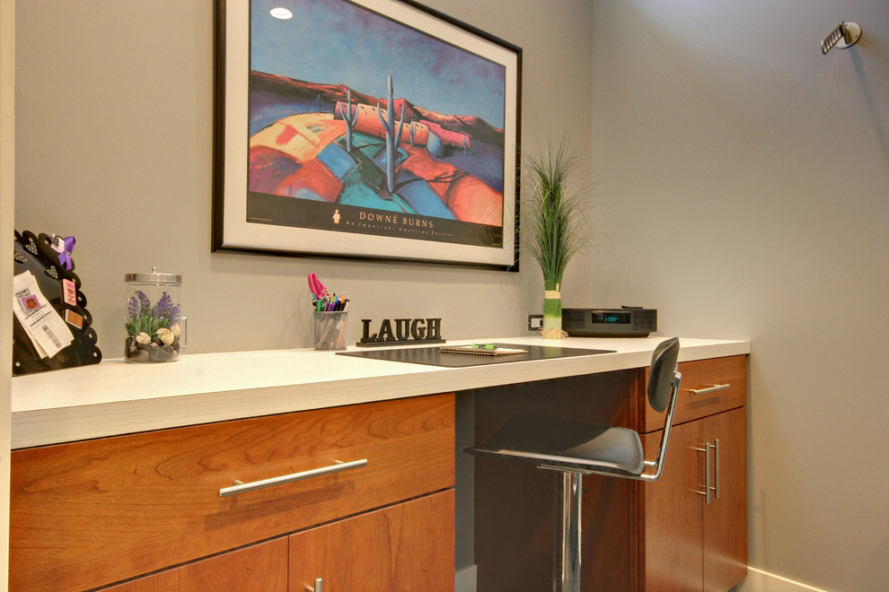 Kleines Modernes Arbeitszimmer ohne Kamin mit grauer Wandfarbe, Porzellan-Bodenfliesen und Einbau-Schreibtisch in Grand Rapids