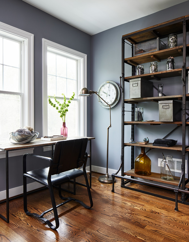 Aménagement d'un bureau classique de taille moyenne avec un mur bleu, un sol en bois brun, aucune cheminée, un bureau indépendant et un sol marron.
