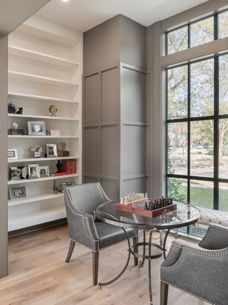 Diseño de despacho tradicional renovado de tamaño medio con paredes grises, suelo de madera clara, escritorio independiente y suelo beige