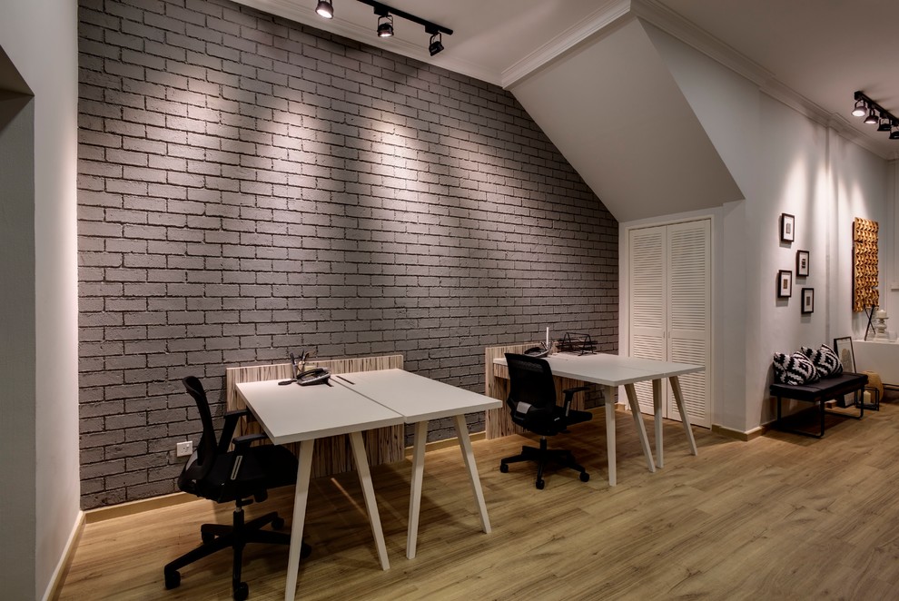 Inspiration för små minimalistiska hemmastudior, med grå väggar, ljust trägolv och ett inbyggt skrivbord