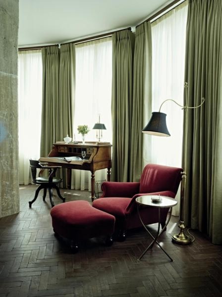 ロンドンにあるトラディショナルスタイルのおしゃれなホームオフィス・書斎の写真