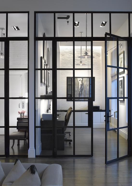 Großes Modernes Arbeitszimmer ohne Kamin mit Arbeitsplatz, weißer Wandfarbe, braunem Holzboden, Einbau-Schreibtisch und braunem Boden in New York