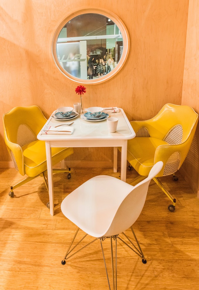 Cette photo montre une petite salle à manger ouverte sur le salon moderne avec un mur blanc, parquet en bambou et aucune cheminée.