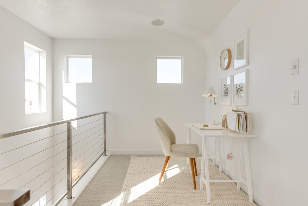 Ispirazione per un piccolo ufficio minimal con pareti bianche, moquette, scrivania autoportante e pavimento grigio