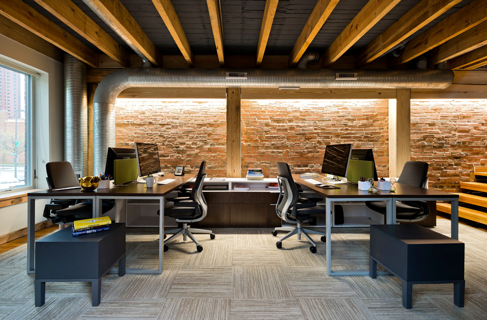 Стильный дизайн: рабочее место среднего размера в стиле модернизм с белыми стенами, паркетным полом среднего тона, отдельно стоящим рабочим столом и коричневым полом без камина - последний тренд