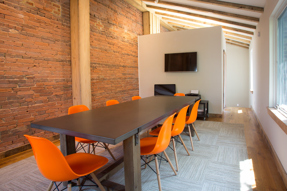 Aménagement d'une petite salle à manger moderne avec un sol en bois brun, un mur blanc, aucune cheminée et un sol marron.