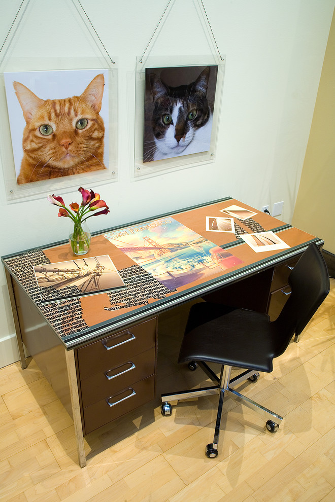 Inspiration för ett mellanstort funkis arbetsrum, med ett fristående skrivbord, ljust trägolv och beige väggar