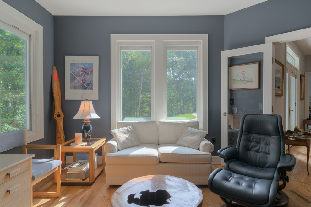 Imagen de despacho minimalista de tamaño medio sin chimenea con paredes grises, suelo de madera clara y escritorio independiente