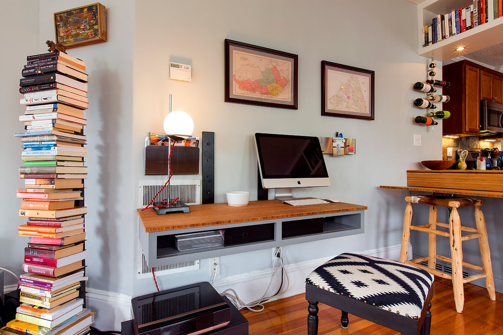 ボストンにある小さなエクレクティックスタイルのおしゃれな書斎 (グレーの壁、無垢フローリング、暖炉なし、造り付け机、茶色い床) の写真