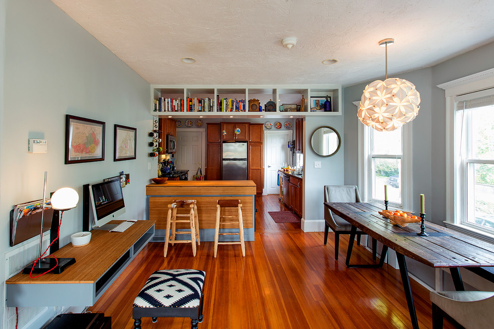 Kleines Eklektisches Arbeitszimmer ohne Kamin mit Arbeitsplatz, grauer Wandfarbe, braunem Holzboden, Einbau-Schreibtisch und braunem Boden in Boston