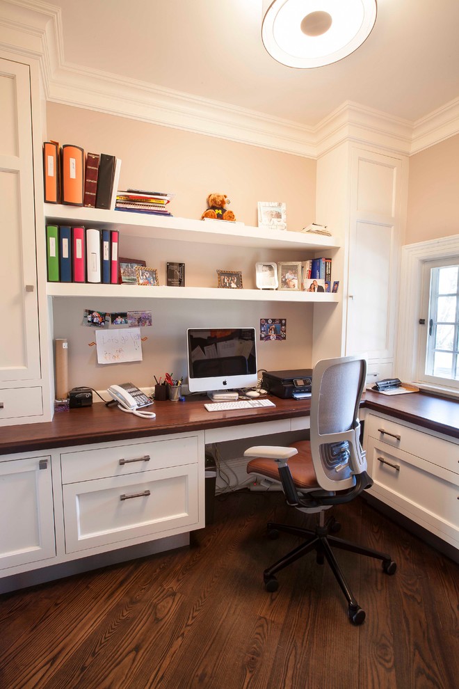 ニューヨークにあるトランジショナルスタイルのおしゃれなホームオフィス・書斎 (造り付け机) の写真