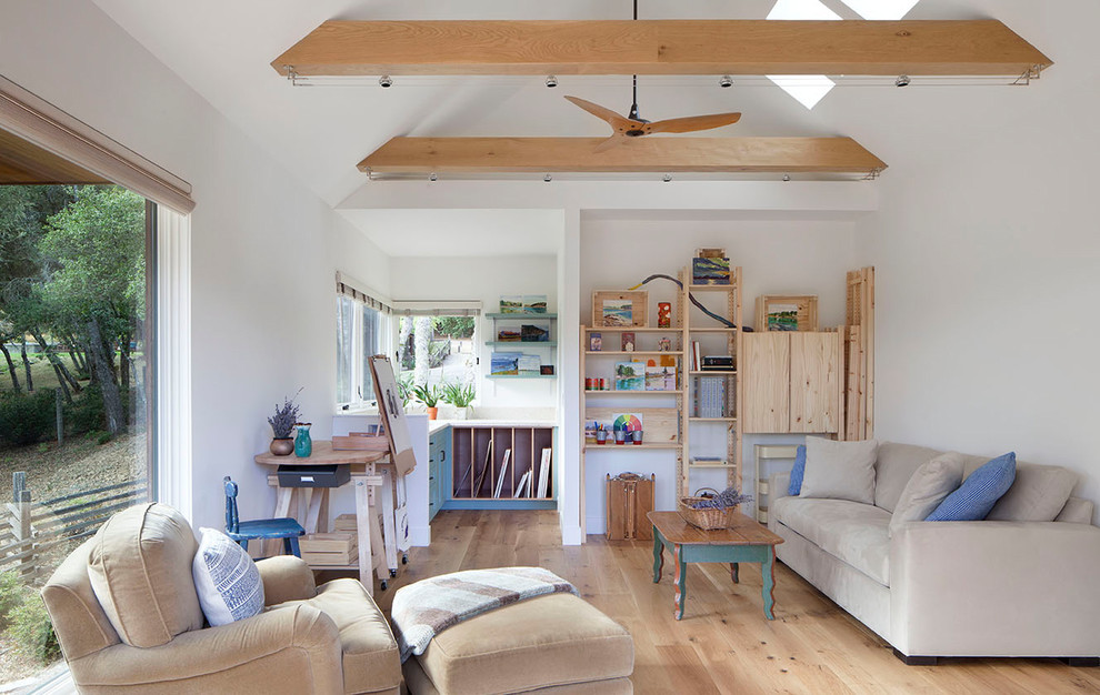 Modelo de estudio de estilo de casa de campo con paredes blancas, suelo de madera en tonos medios, escritorio empotrado y suelo marrón