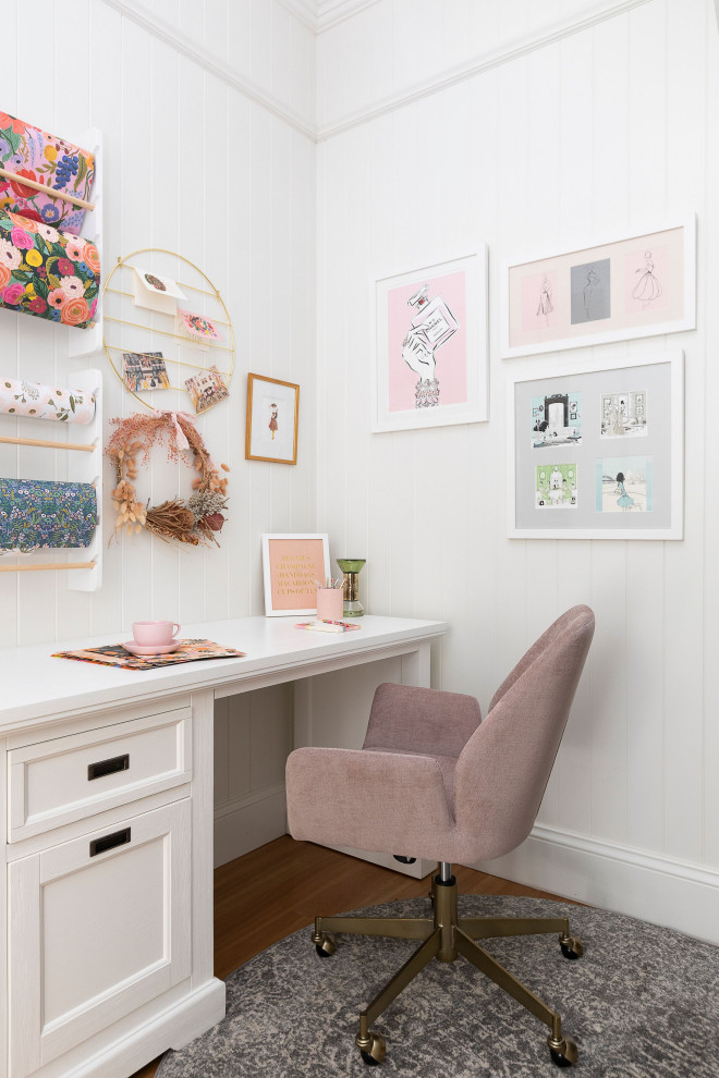 Idee per una piccola stanza da lavoro minimal con pareti bianche, parquet chiaro e scrivania autoportante