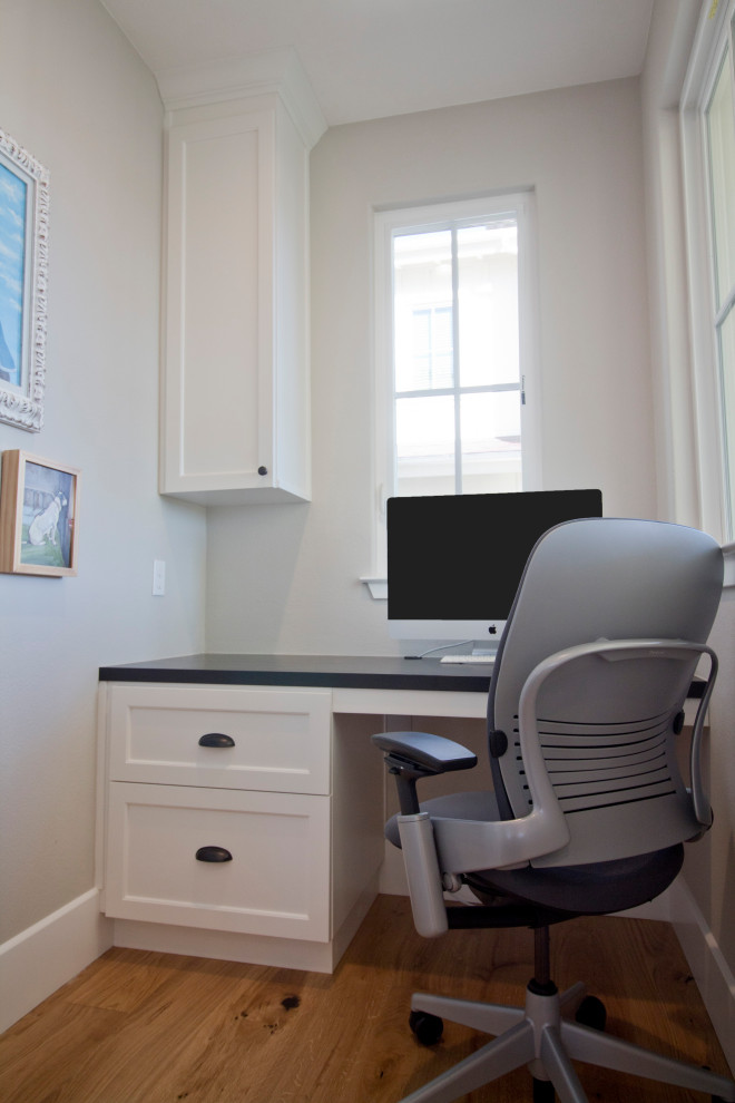 Modelo de despacho tradicional renovado pequeño sin chimenea con paredes grises y escritorio empotrado