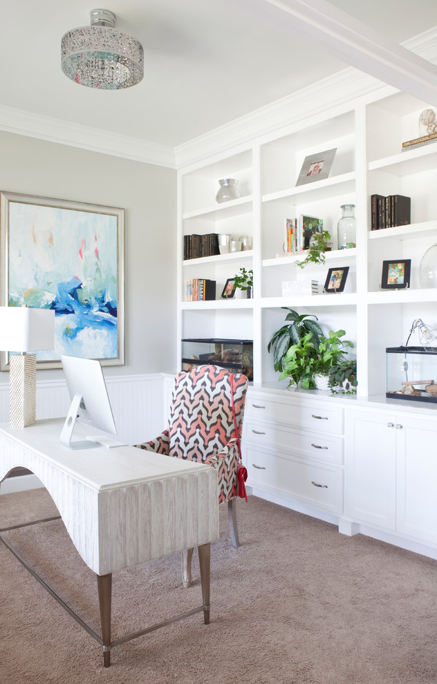 Diseño de despacho tradicional renovado de tamaño medio con paredes grises, moqueta, escritorio independiente y suelo beige