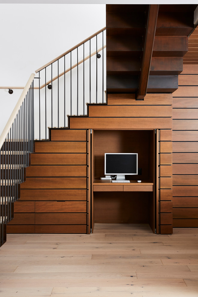 Ejemplo de despacho industrial pequeño sin chimenea con suelo de madera clara, escritorio empotrado y suelo beige