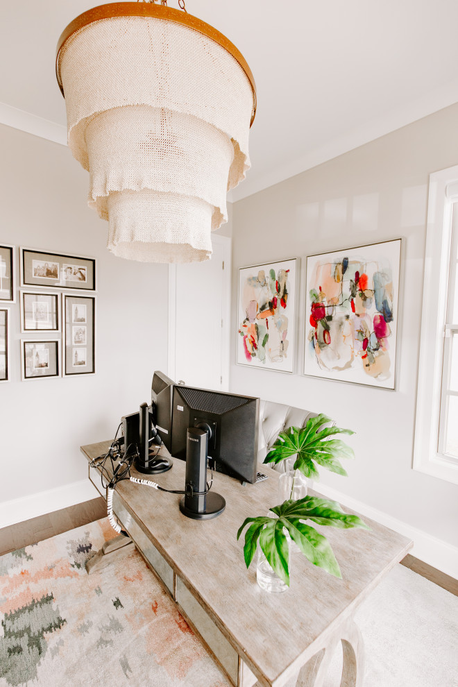 Exemple d'un petit bureau chic avec un mur beige, parquet foncé, un bureau indépendant et un sol marron.