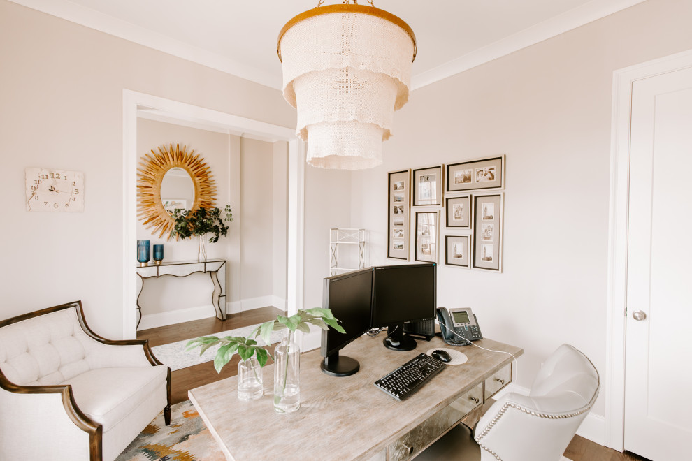Imagen de despacho tradicional renovado pequeño con paredes beige, suelo de madera oscura, escritorio independiente y suelo marrón