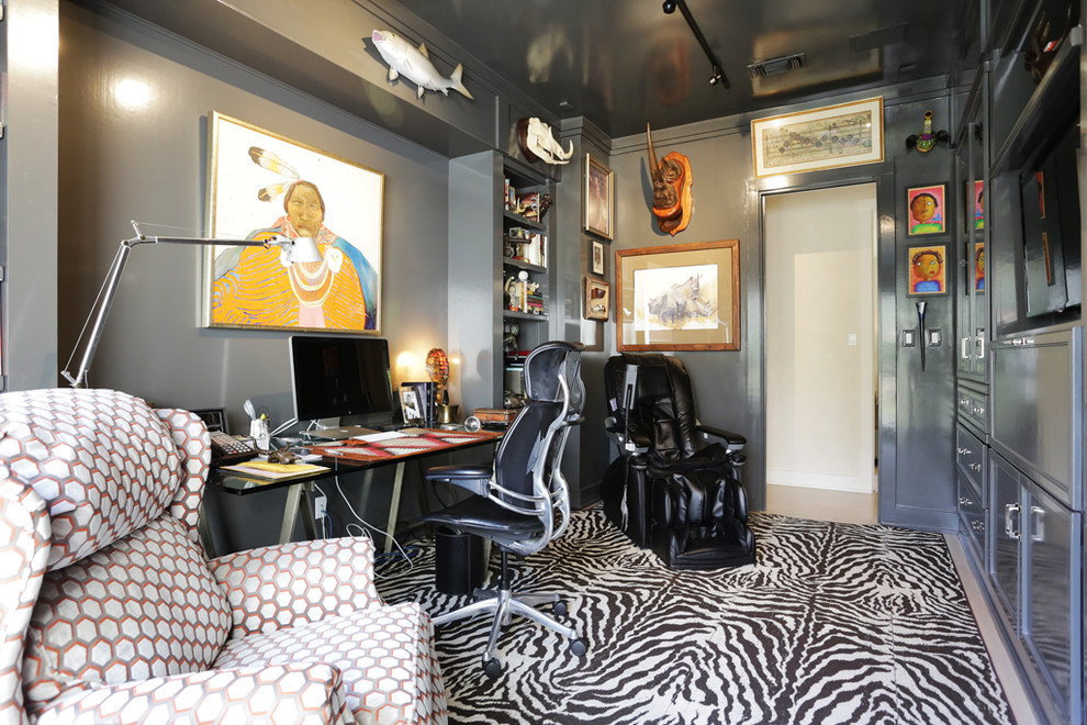Imagen de estudio clásico renovado con paredes grises y escritorio independiente