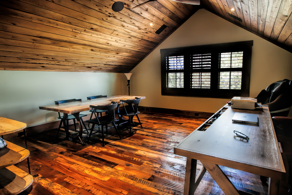 Immagine di un ufficio stile rurale di medie dimensioni con pareti verdi, pavimento in legno massello medio, scrivania autoportante, pavimento marrone e nessun camino