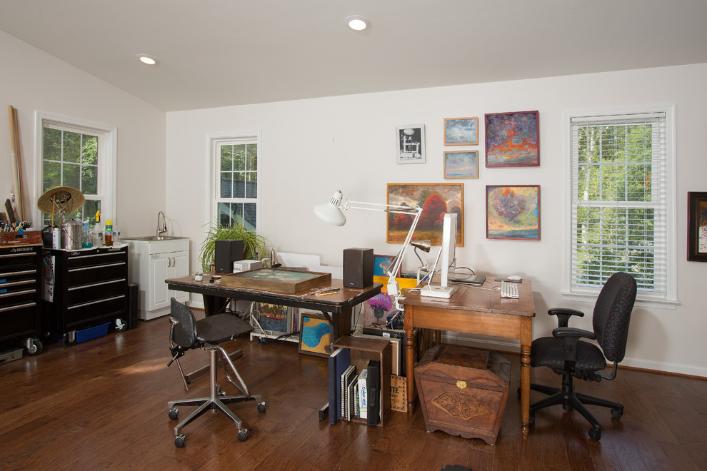 Klassisches Arbeitszimmer ohne Kamin mit Studio, weißer Wandfarbe, hellem Holzboden und freistehendem Schreibtisch in Washington, D.C.