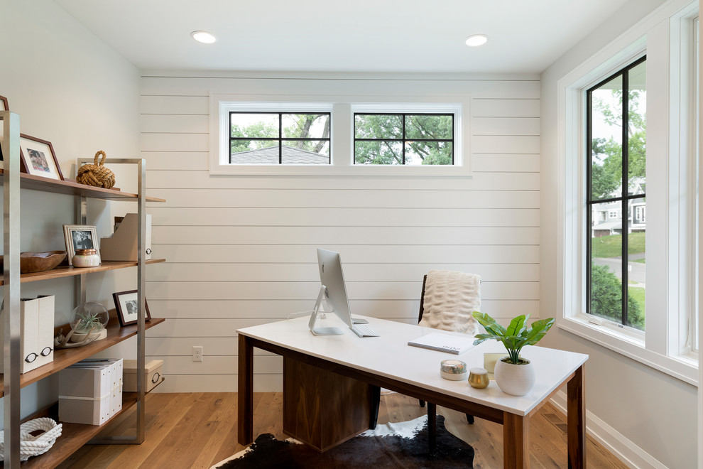 Foto di un ufficio chic con pareti bianche, parquet chiaro e scrivania autoportante