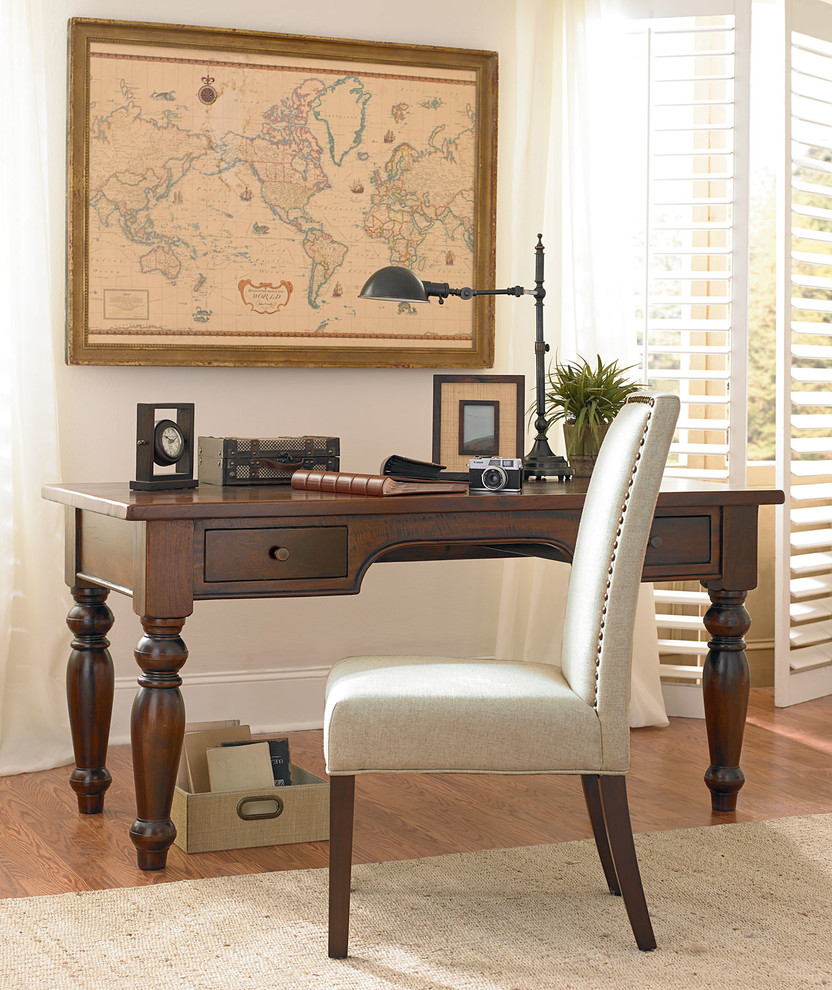 Ejemplo de despacho clásico con paredes blancas, suelo de madera en tonos medios y escritorio independiente