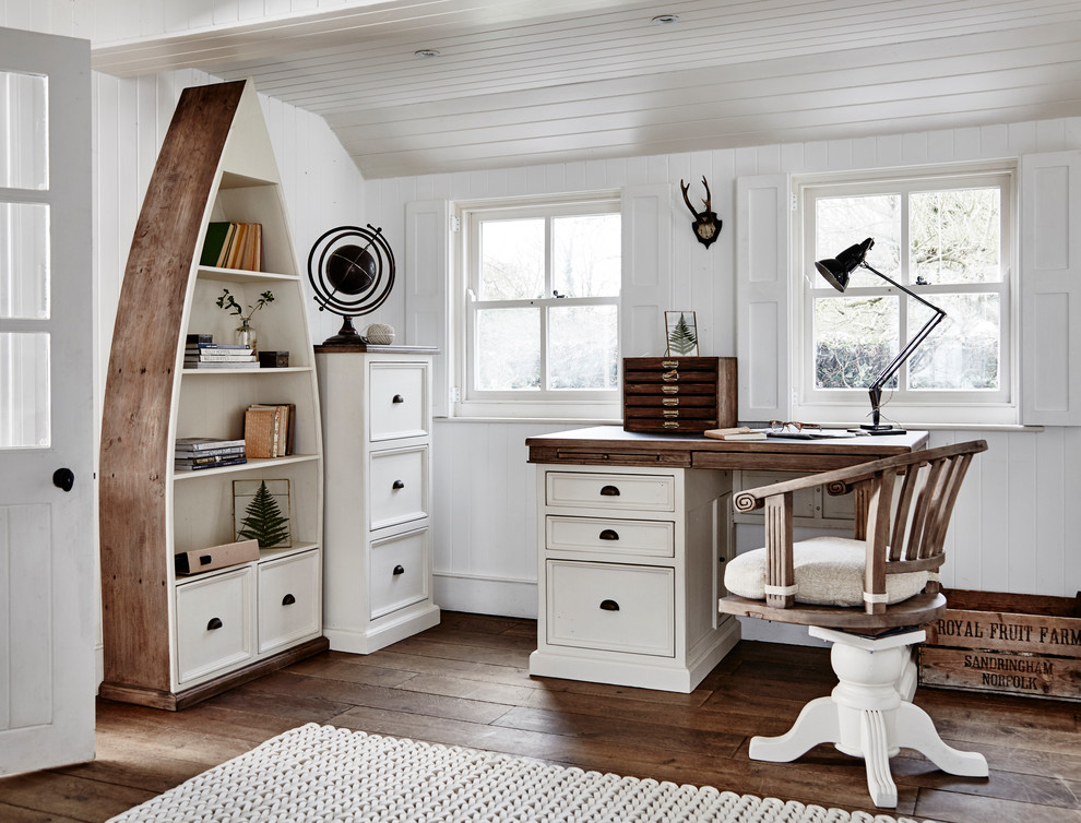Country Arbeitszimmer mit Arbeitsplatz, weißer Wandfarbe, dunklem Holzboden, freistehendem Schreibtisch und braunem Boden in Sonstige