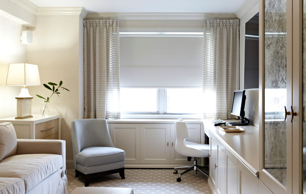 Ejemplo de despacho clásico renovado con paredes blancas, moqueta y escritorio empotrado