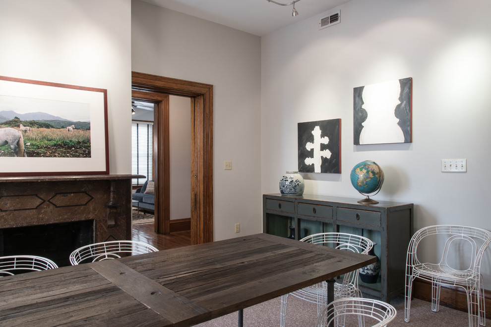 Foto de despacho tradicional de tamaño medio con paredes grises, moqueta, todas las chimeneas, marco de chimenea de baldosas y/o azulejos y escritorio independiente