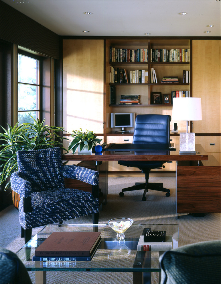 Inspiration pour un grand bureau design avec moquette, aucune cheminée, un bureau indépendant, un sol beige et un mur marron.
