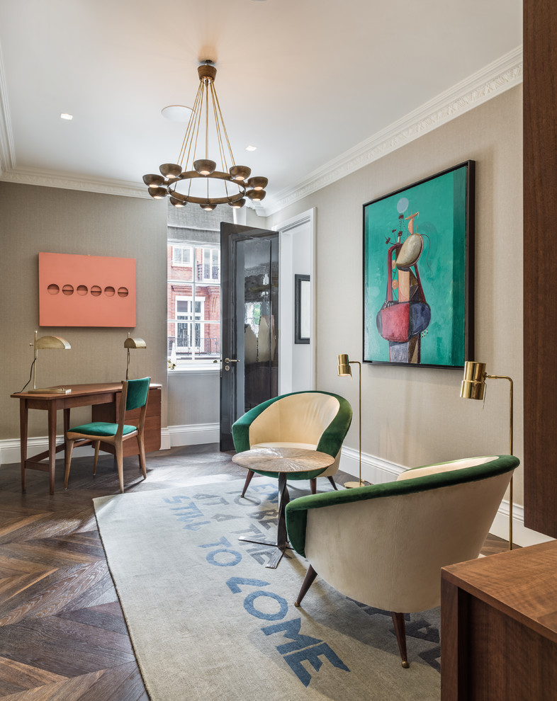 ロンドンにあるミッドセンチュリースタイルのおしゃれなホームオフィス・書斎 (茶色い床) の写真